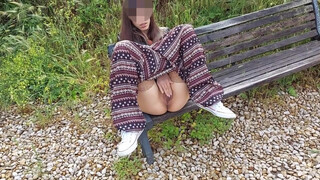 Olasz szexbomba a padon, kéjben elmerülve, ujjai mélyen benne