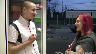 Lila hajú szajha, keményen a falnak szorítva