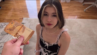 Kim édes testét árulja a legmagasabb ajánlattevőnek