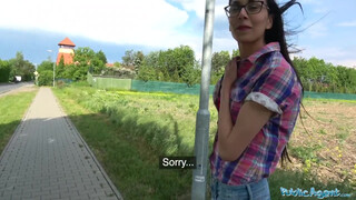 Felfedezés: A réten a félénk tinédzser lány és az ügynök forró találkozása