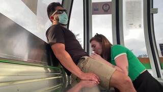 EmilyRose a metróban nyeli el a faszomat mély torokkal
