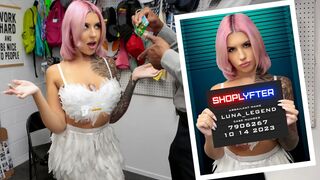 Dögös tini lebukik édességlopáson halloween jelmezben az üzletben