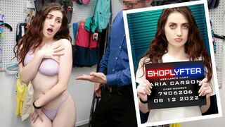 Vad rendőr félrehúzza Aria Carson lila tangáját és szenvedélyesen meghódítja az asztalon