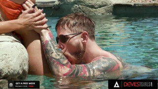 Dögös nagymellű transz Brittney Kade telefröcskölt arccal anál után