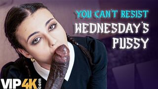 Lispy Wednesday keményen meglovagolta mostohaapja hatalmas szerszámát, akár egy vad bestia