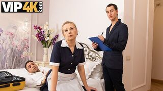 Szobaszerviz különleges fordulattal egy dögös érett szőkével