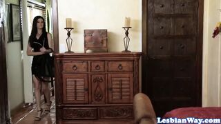 Leszbikus mostohaanyuka elcsábítja a dögös csajt