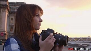 Nyitott európai szépség hátulról szenvedélyesen kényeztetve