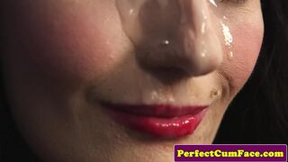 Ellenállhatatlan csipkés kincs bőséges arckényeztetéssel