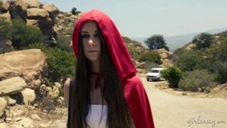 A kis vörös újra másképp: forró leszbikus hármas