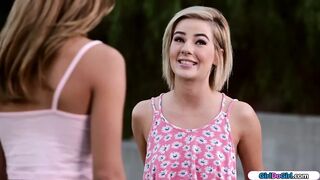 Bella Rose első csókja Uma Jolie új szomszédtól facesittinggel