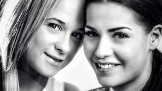 Cristal Caitlin forró barátnője Eveline Dellai csábítása