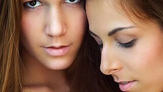 Alexis Crystal és Antonia Sainz forró leszbikus ölelései