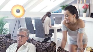 Ősz hajú, szemüveges úriember hódítja meg a káprázatos fiatal szépséget