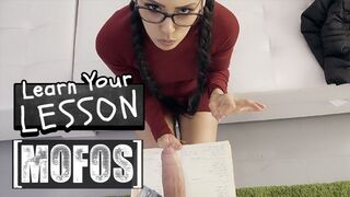 Andreina Deluxe a könyvek felett görnyed, Jordi viszont a domborulatait csodálja vágyakozva