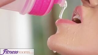 Afina Kisser, a szőke orosz milf szenvedélyesen kényezteti a hatalmas szerszámot