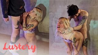 Szőke amatőr duó szenvedélyesen szeretkezik a saját erotikus videójukban