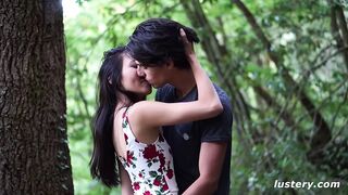 Dögös szájmunka és vad kefélés az erdő mélyén