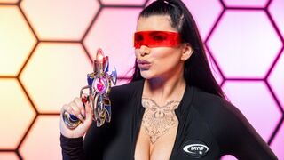 Romi Rain szenvedélyesen hódít meg egy ismeretlen lényt az emberiség megmentéséért!