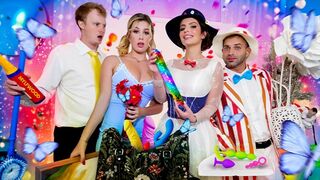 Kis képviselőnő bevezeti a fiúkat a legcsábítóbb gyönyörökbe