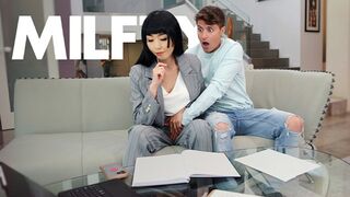 Bűntudatos Mostohaanyám Hagyja, Hogy Simogassam, Mert Elfelejtette a Születésnapomat - MYLF