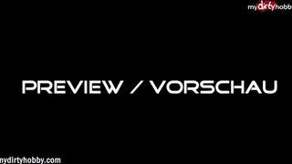 Szőke tini szépség sztrapkóban lovagol a castingon kint a szabadban