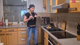 Német amatőr milf kukoricával dugja puncáját és nyali saját nedvét