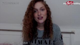 Gömbölyű tini nyújtózza szűk puncáját vastag műfasszal