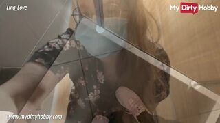 Lina Love mellbimbós csaj masturbál közkonyhában