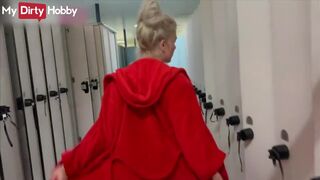 Szőke cheerleader szopása az öltözőben