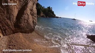 Luna Corazon tüzes szopása a strandon, majdnem elkapták