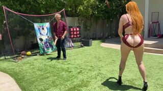 Vörös milf anyuci nagy fenekével csábítja a mostoha fiát hatalmas fehér farkával