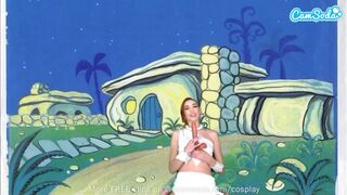 Aranyos tini Wilma Flintstone cosplayben élvezettel simogatja magát és szívja a hatalmas farkát