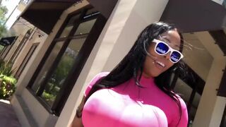 Moriah Mills olajozza be hatalmas seggét átlátszó csipkében