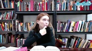 Kedves tini egyetemista titokban élvezi a webkamerás önfeledt maszturbációt a szünetben