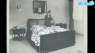 Forró tini csaj simogatja szőreit hatalmas dildókkal a kamera előtt