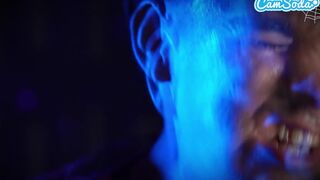 Kis Kifinomult Anyuka Figyeli, Hogyan Válik Farkasemberré a Barátja, És Visszaváltoztatja Őt Forró Nagy Fekete Pénisze Élvezésével - Halloween