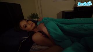 Csábító mostohaanya osztozik az ágyon lépfiával a kiránduláson - bugyit félrehúzva a gyönyörért