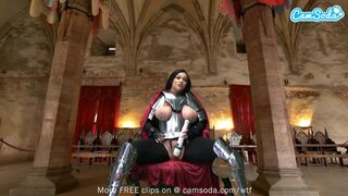 Ashlyn Peaks lovagpáncélban cosplayben varázspálcával izgatja magát