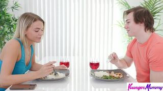 Sokra éhes mostohaanyuka Evelyn Payne megvetkőzteti mostohafiát és lovagol rajta - s1:e9