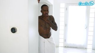 Tetovált mostohaanya vad szexje óriási fallosszal, miközben férje nagy fekete farkával játszik