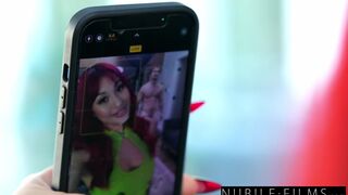 Mina Luxx elárulja, hogyan falná fel mohón a forró professzort a legnagyobb élvezetére minden tekintetben