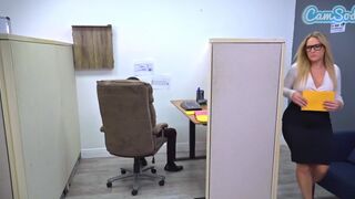 Forró milf hatalmas fenékkel háromszereplős szexjáték a párbaj hevében