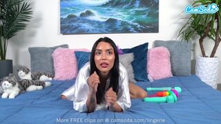 Cuki barna hajú kamasz lány tömi meg a szűk punciját izgi játékokkal