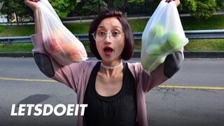 Csábító latin MILF Luna Castillo végtelen orgazmusokban elmerülve puncifúrás orgiában