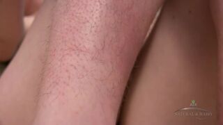 Skyler szőrös teste vágyat ébreszt – forró tini önélvezet