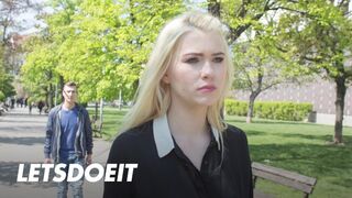 Forró lengyel szőke Misha Cross élvezi a vastag külföldi faszt kint és vadul meglovagolja