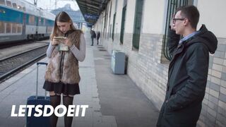 Vad tini Selvaggia megmarkolja Charlie Dean kemény farkát egy vad POV baszásra