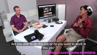 Dús keblekkel rendelkező milf ügynök bevezeti a fiatal csődört a szex titkaiba