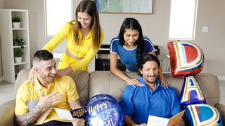 Csábító fiatal ribancok levetkőznek és meghágják mostoha apjukat apák napján, hogy megünnepeljék